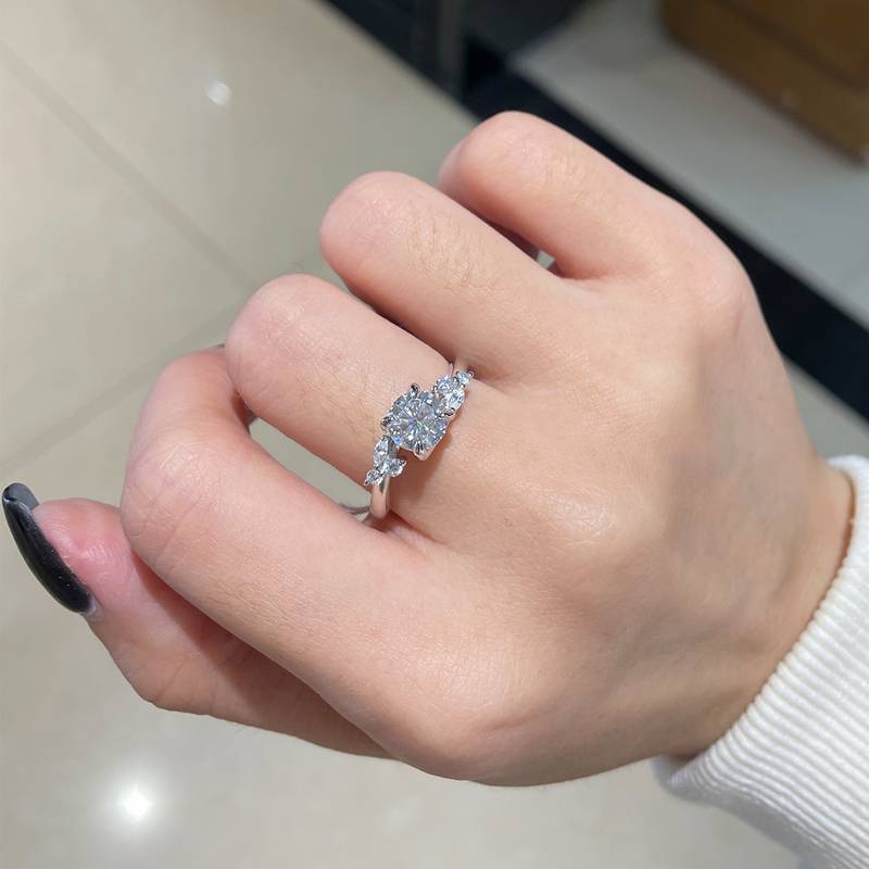 扭臂四爪S925银镀白金定制选款主石Moissanite1.0ct/副石高碳钻